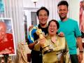 Guneet Monga's team christens their Oscar 'Goldie Monga Kapoor' - Hindi News | Guneet Monga's team christens their Oscar 'Goldie Monga Kapoor' | Latest entertainment News at Lokmattimes.com