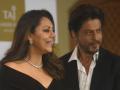 'In our family, we age backwards,' says SRK after getting Gauri's age wrong - Hindi News | 'In our family, we age backwards,' says SRK after getting Gauri's age wrong | Latest entertainment News at Lokmattimes.com