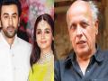 Mahesh Bhatt gets Ranbir Kapoor's name written on his hand with mehendi - Hindi News | Mahesh Bhatt gets Ranbir Kapoor's name written on his hand with mehendi | Latest maharashtra News at Lokmattimes.com