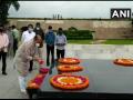 Karnataka CM pays floral tribute to Mahatma Gandhi at Raj Ghat - Hindi News | Karnataka CM pays floral tribute to Mahatma Gandhi at Raj Ghat | Latest politics News at Lokmattimes.com