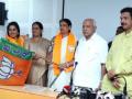 Veteran Congress leader Kagodu Thimmappa's daughter joins BJP in K'taka - Hindi News | Veteran Congress leader Kagodu Thimmappa's daughter joins BJP in K'taka | Latest politics News at Lokmattimes.com
