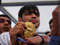 Hundreds of fans mob Neeraj Chopra despite tight security - Hindi News | Hundreds of fans mob Neeraj Chopra despite tight security | Latest other-sports News at Lokmattimes.com