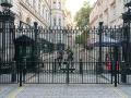 Car crashes into Downing Street gates, driver held - Hindi News | Car crashes into Downing Street gates, driver held | Latest politics News at Lokmattimes.com