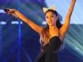 Ariana Grande pays tribute to 2017 Manchester bombing victims - Hindi News | Ariana Grande pays tribute to 2017 Manchester bombing victims | Latest entertainment News at Lokmattimes.com