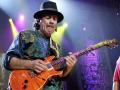Guitarist Carlos Santana collapses during concert in Michigan - Hindi News | Guitarist Carlos Santana collapses during concert in Michigan | Latest entertainment News at Lokmattimes.com