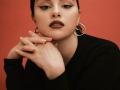 Selena Gomez underwent surgery after breaking her hand - Hindi News | Selena Gomez underwent surgery after breaking her hand | Latest international News at Lokmattimes.com