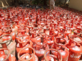 Centre orders uninterrupted supply of piped natural gas, LPG for cooking - Hindi News | Centre orders uninterrupted supply of piped natural gas, LPG for cooking | Latest technology News at Lokmattimes.com