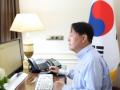 Pic of S.Korean Prez staring at blank computer screen raises eyebrows - Hindi News | Pic of S.Korean Prez staring at blank computer screen raises eyebrows | Latest politics News at Lokmattimes.com