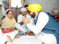 Punjab CM hands over cheque for Rs 1 crore to martyr's family - Hindi News | Punjab CM hands over cheque for Rs 1 crore to martyr's family | Latest politics News at Lokmattimes.com