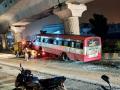 25 injured as bus hits metro pillar in B'luru - Hindi News | 25 injured as bus hits metro pillar in B'luru | Latest national News at Lokmattimes.com