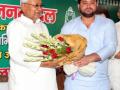 Nitish, Tejashwi Yadav go to Raj Bhavan to stake claim for for new government - Hindi News | Nitish, Tejashwi Yadav go to Raj Bhavan to stake claim for for new government | Latest politics News at Lokmattimes.com