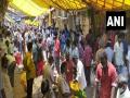 Large crowd gathers at flower market in Coimbatore amid lockdown - Hindi News | Large crowd gathers at flower market in Coimbatore amid lockdown | Latest national News at Lokmattimes.com