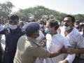 Rahul, Priyanka detained while marching towards Hathras to meet victim's family - Hindi News | Rahul, Priyanka detained while marching towards Hathras to meet victim's family | Latest politics News at Lokmattimes.com