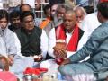 Mulayam's ashes immersed in Sangam - Hindi News | Mulayam's ashes immersed in Sangam | Latest politics News at Lokmattimes.com