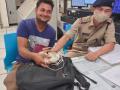 CISF officials return bag containing Rs 1 lakh to its owner - Hindi News | CISF officials return bag containing Rs 1 lakh to its owner | Latest national News at Lokmattimes.com