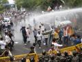 Delhi Police use water cannons to disperse protesting Cong workers - Hindi News | Delhi Police use water cannons to disperse protesting Cong workers | Latest national News at Lokmattimes.com