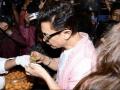 Aamir Khan hosts trailer preview, enjoys Panipuri at event - Hindi News | Aamir Khan hosts trailer preview, enjoys Panipuri at event | Latest entertainment News at Lokmattimes.com