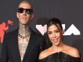 Travis Barker gets new tattoo of fiance Kourtney Kardashian's lips - Hindi News | Travis Barker gets new tattoo of fiance Kourtney Kardashian's lips | Latest entertainment News at Lokmattimes.com
