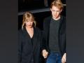 Taylor Swift gives surprise visit to beau Joe Alwyn on his film set - Hindi News | Taylor Swift gives surprise visit to beau Joe Alwyn on his film set | Latest entertainment News at Lokmattimes.com