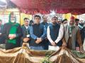 Pak pilgrims, diplomats offer chaadar at Hazrat Nizamuddin shrine on Urs - Hindi News | Pak pilgrims, diplomats offer chaadar at Hazrat Nizamuddin shrine on Urs | Latest international News at Lokmattimes.com