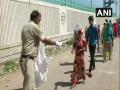 Police distribute food packets in Delhi amid lockdown - Hindi News | Police distribute food packets in Delhi amid lockdown | Latest national News at Lokmattimes.com