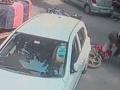 Delhi Police constable jumps off bike to catch snatcher - Hindi News | Delhi Police constable jumps off bike to catch snatcher | Latest national News at Lokmattimes.com