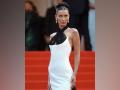 Bella Hadid reflects on pressure she faced during her younger days as a model - Hindi News | Bella Hadid reflects on pressure she faced during her younger days as a model | Latest entertainment News at Lokmattimes.com