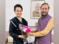 Kangana meets Javadekar, discusses discrimination against outsiders in Bollywood - Hindi News | Kangana meets Javadekar, discusses discrimination against outsiders in Bollywood | Latest entertainment News at Lokmattimes.com