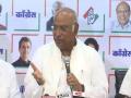 All Oppn united against MPs suspension why govt inviting only leaders of 4 parties, asks Kharge - Hindi News | All Oppn united against MPs suspension why govt inviting only leaders of 4 parties, asks Kharge | Latest national News at Lokmattimes.com