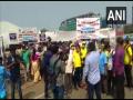 Crowd seen outside closed vaccination centre in Mumbai - Hindi News | Crowd seen outside closed vaccination centre in Mumbai | Latest maharashtra News at Lokmattimes.com