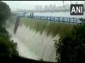 As heavy rains lash Mumbai, city's Powai lake starts overflowing - Hindi News | As heavy rains lash Mumbai, city's Powai lake starts overflowing | Latest national News at Lokmattimes.com
