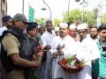 Lucknow cops offer roses to all namazis - Hindi News | Lucknow cops offer roses to all namazis | Latest politics News at Lokmattimes.com