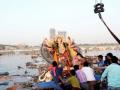 Devotees immerse Durga idols in Yamuna despite ban - Hindi News | Devotees immerse Durga idols in Yamuna despite ban | Latest international News at Lokmattimes.com
