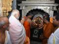 Modi offers prayers to goddess Chamundeshwari in K'taka; Mysuru all set Yoga Day event - Hindi News | Modi offers prayers to goddess Chamundeshwari in K'taka; Mysuru all set Yoga Day event | Latest politics News at Lokmattimes.com