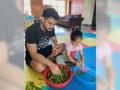 Lockdown diaries: Kunal Kemmu peels 'matar' with daughter Inaaya - Hindi News | Lockdown diaries: Kunal Kemmu peels 'matar' with daughter Inaaya | Latest entertainment News at Lokmattimes.com
