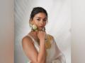 Alia Bhatt treats fans with stunning saree clad pictures - Hindi News | Alia Bhatt treats fans with stunning saree clad pictures | Latest entertainment News at Lokmattimes.com