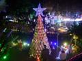 30-ft tall Christmas tree adds to year-end glitter of Park Street in Kolkata - Hindi News | 30-ft tall Christmas tree adds to year-end glitter of Park Street in Kolkata | Latest politics News at Lokmattimes.com