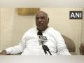 We should not score political points against each other, says Kharge at opposition meet convened by Mamata Banerjee - Hindi News | We should not score political points against each other, says Kharge at opposition meet convened by Mamata Banerjee | Latest national News at Lokmattimes.com