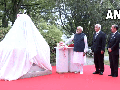 PM Modi unveils bust of Mahatma Gandhi in Japan's Hiroshima, says it will take forward idea of non-violence - Hindi News | PM Modi unveils bust of Mahatma Gandhi in Japan's Hiroshima, says it will take forward idea of non-violence | Latest international News at Lokmattimes.com
