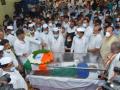 Thousands pay tributes to departed Congress leader Oscar Fernandes - Hindi News | Thousands pay tributes to departed Congress leader Oscar Fernandes | Latest politics News at Lokmattimes.com
