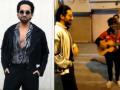 Ayushmann does an impromptu jam with Delhi street singer - Hindi News | Ayushmann does an impromptu jam with Delhi street singer | Latest entertainment News at Lokmattimes.com
