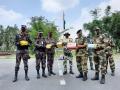 BSF-BGB jawans exchange sweets at Border on Eid ul-Fitr - Hindi News | BSF-BGB jawans exchange sweets at Border on Eid ul-Fitr | Latest national News at Lokmattimes.com