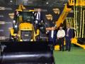 UK PM hops onto bulldozer at JCB plant in Gujarat - Hindi News | UK PM hops onto bulldozer at JCB plant in Gujarat | Latest politics News at Lokmattimes.com