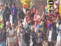 Farmers' tractor rally: Locals near Delhi's border shower flower petals on farmers - Hindi News | Farmers' tractor rally: Locals near Delhi's border shower flower petals on farmers | Latest national News at Lokmattimes.com