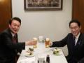S.Korean Prez, Japan PM bond over drinks at popular eatery - Hindi News | S.Korean Prez, Japan PM bond over drinks at popular eatery | Latest politics News at Lokmattimes.com