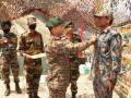 Northern Army Commander interacts with security personnel at Amarnath cave shrine - Hindi News | Northern Army Commander interacts with security personnel at Amarnath cave shrine | Latest national News at Lokmattimes.com