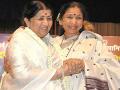 Asha Bhosle visits sister Lata Mangeshkar at hospital, says veteran singer "now stable" - Hindi News | Asha Bhosle visits sister Lata Mangeshkar at hospital, says veteran singer "now stable" | Latest maharashtra News at Lokmattimes.com