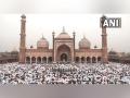 Delhi: Devotees in large numbers offer Namaz at Jama Masjid on Eid-Ul-Fitr - Hindi News | Delhi: Devotees in large numbers offer Namaz at Jama Masjid on Eid-Ul-Fitr | Latest national News at Lokmattimes.com