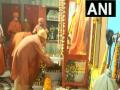UP CM Yogi Adityanath offers 'khichdi' at Gorakhnath temple on Makar Sankranti - Hindi News | UP CM Yogi Adityanath offers 'khichdi' at Gorakhnath temple on Makar Sankranti | Latest national News at Lokmattimes.com