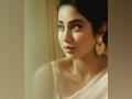 Janhvi Kapoor looks as breathtaking as her late mother Sridevi in new retro photoshoot - Hindi News | Janhvi Kapoor looks as breathtaking as her late mother Sridevi in new retro photoshoot | Latest entertainment News at Lokmattimes.com